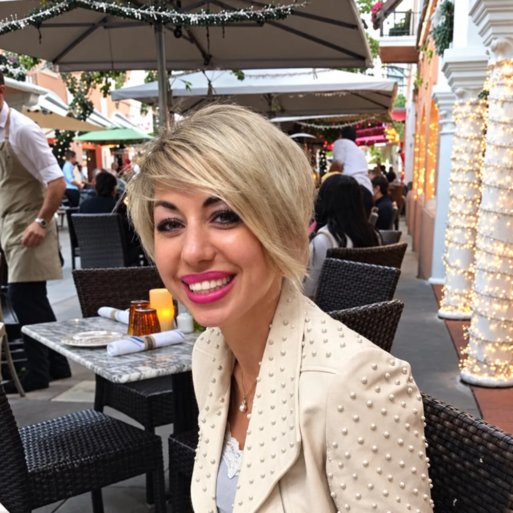 Elle Quarto at a café table
